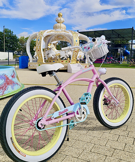 LA LOCA X Rainbow <br> koszyk z wkładem <br> SHOWROOM <br> koła dziecięce 20” LA LOCA X Rainbow <br> koszyk z wkładem <br> SHOWROOM <br> koła dziecięce 20”